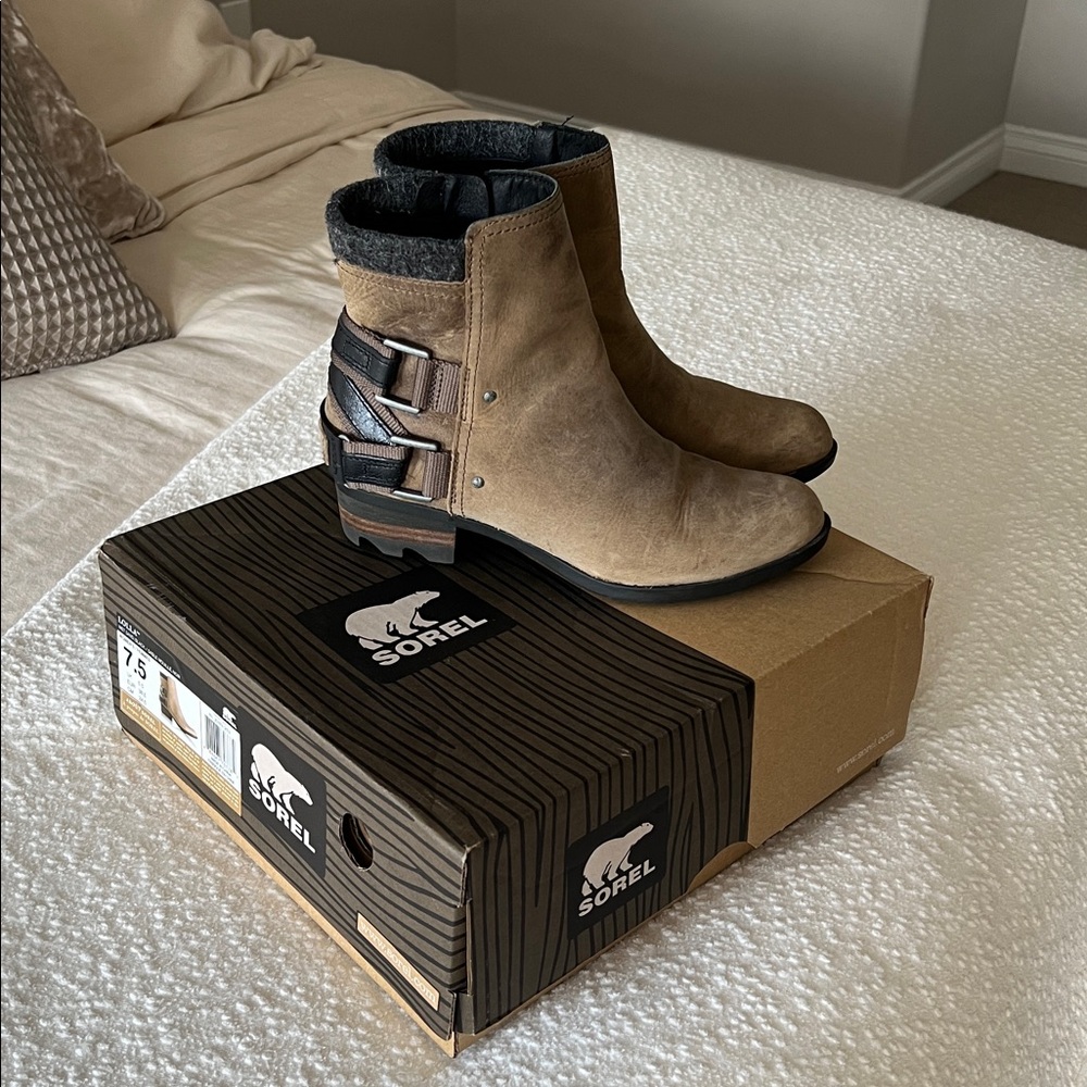 Sorel Black Fabric Label